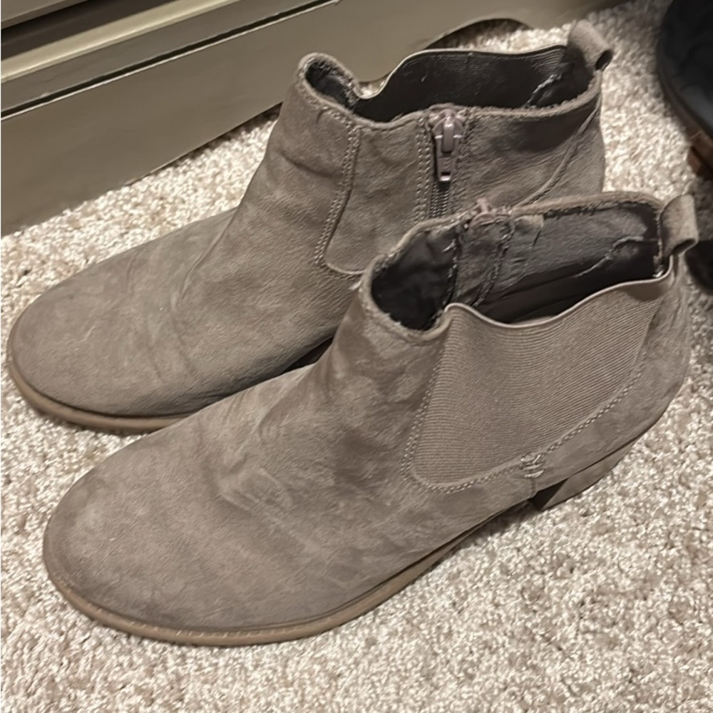 Natural reflection light brown boots. Size 9